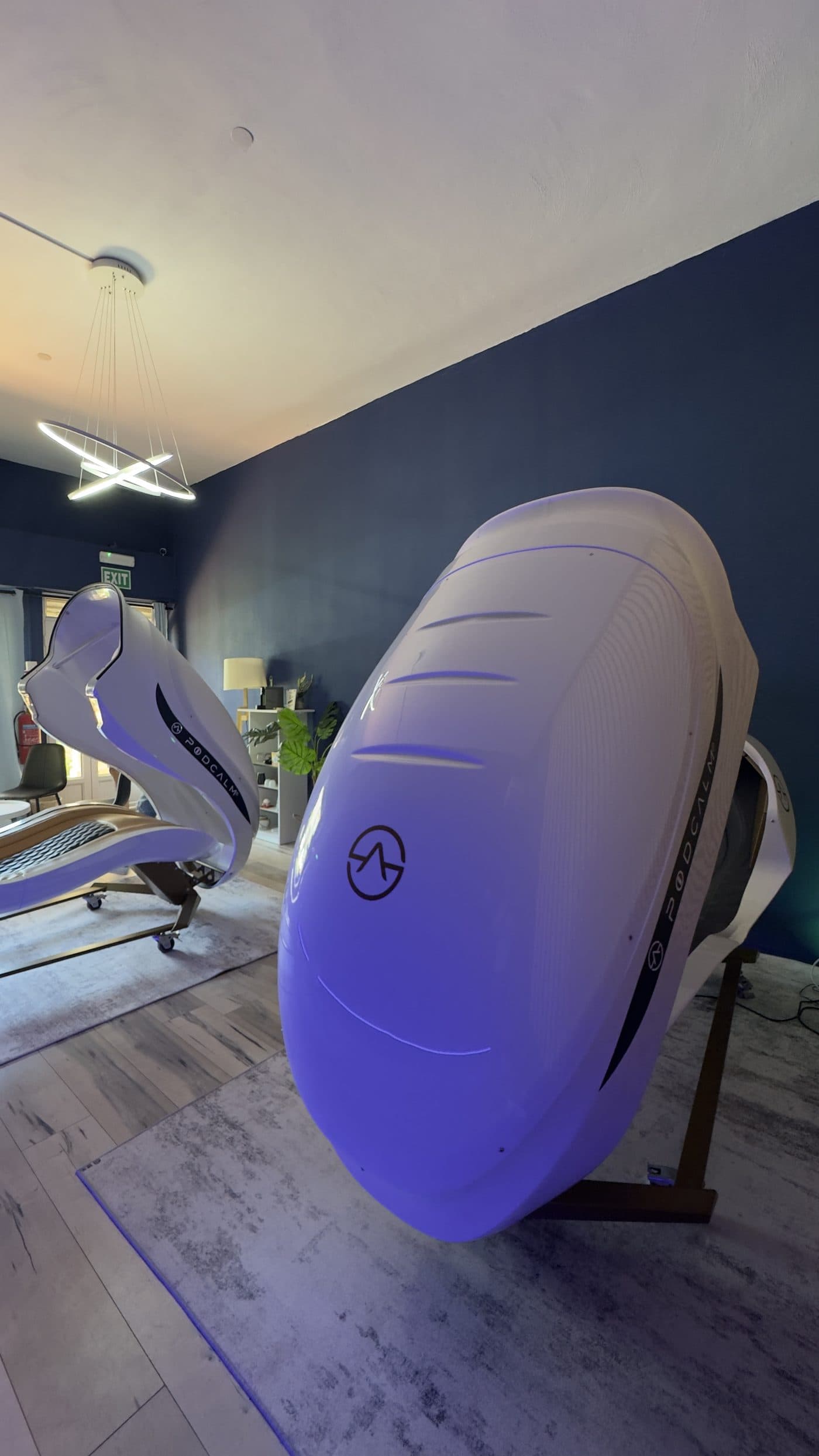 Une capsule sous sa lumière d'ambiance
