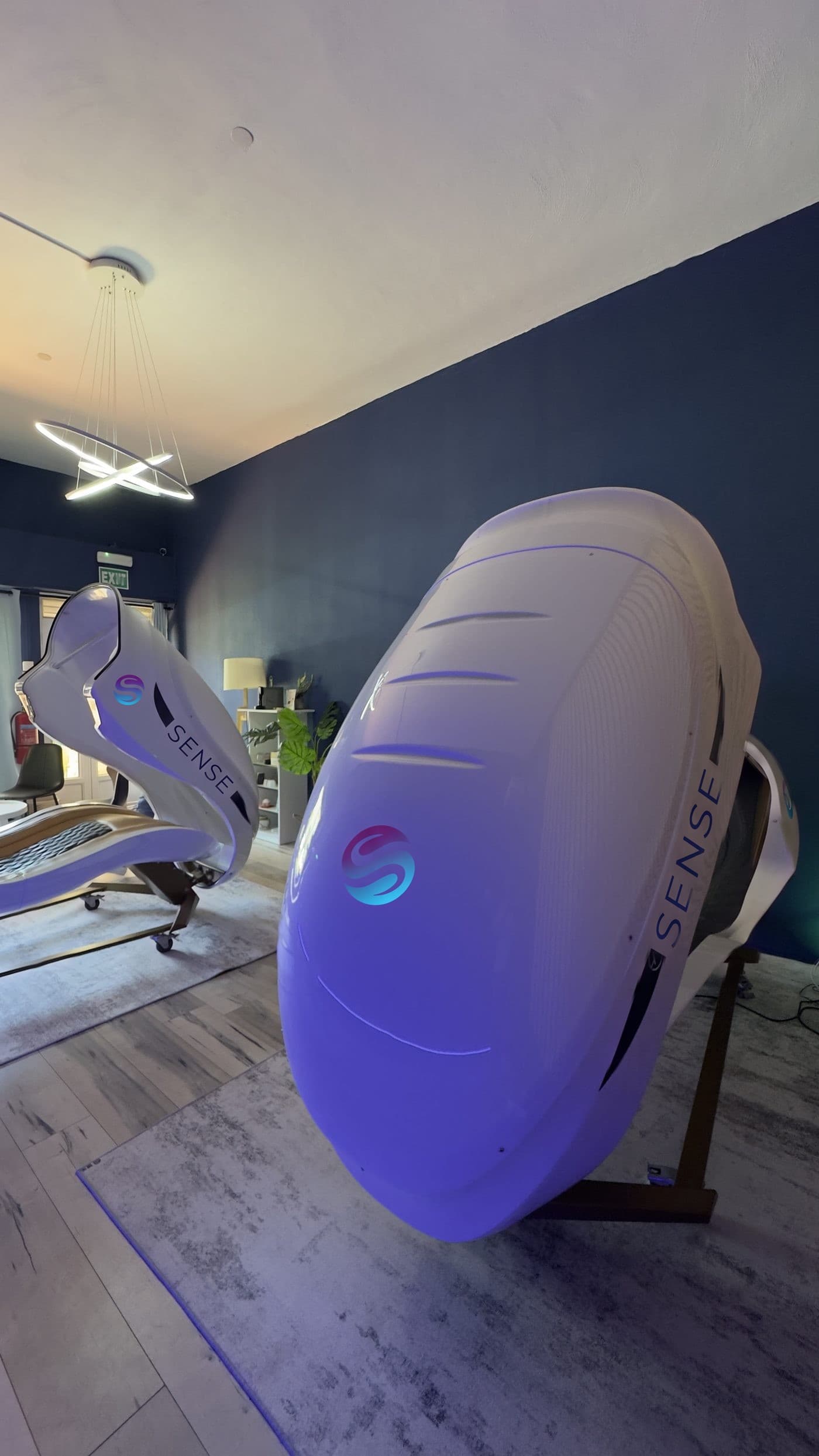 Une capsule sous sa lumière d'ambiance
